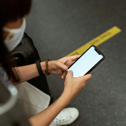 mujer sosteniendo un movil