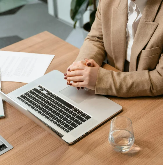 mujer teniendo una reunion