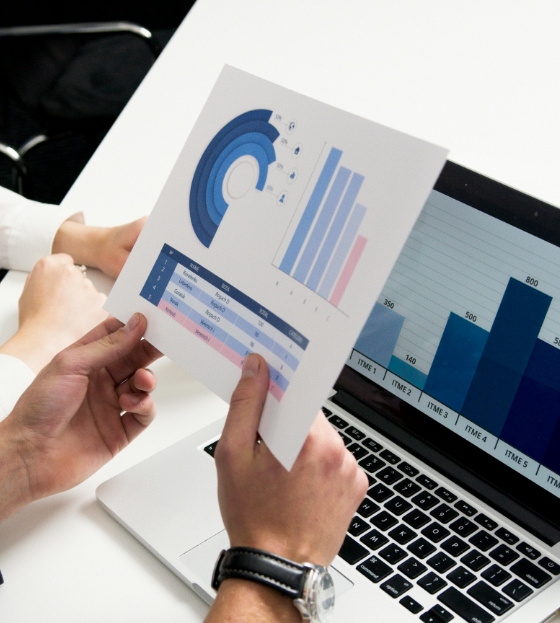 personas mirando una grafica